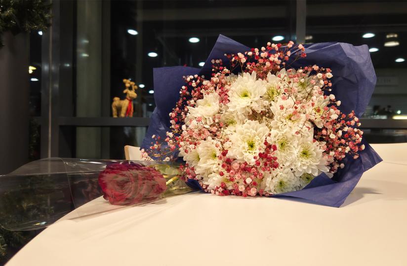 Kukkapuska pöydällä.