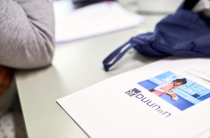 Duuniin -esite pöydällä.