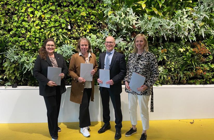 Kuvassa vasemmalta Maria Sarkkinen, ammatillisen koulutuksen päällikkö, johtava rehtori, Stadin ammattiopisto, Riitta Konkola, toimitusjohtaja-rehtori, Metropolia, Pekka Taurinen, rehtori, Vantaan ammattiopisto Varia ja Maija Aaltola, johtava rehtori, Omnia.