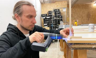 Petteri Varpula poraa reikää puupalaan.