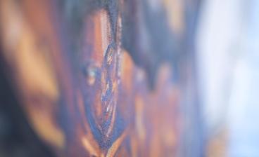 Yksityiskohta taidepajan opiskelijan tekemästä maalauksesta.