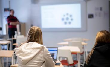 Lukio-opiskelijoita oppitunnilla.