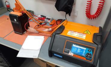 Korkeajänniteakku mittauslaitteessa.