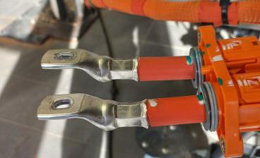 Kutistesukalla suojatut johtoliitokset.