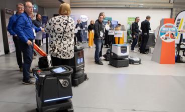 Puhtausalan päivän osallistujia