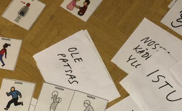 kortit, joissa kuvataan liikettä ja ruumiinosia