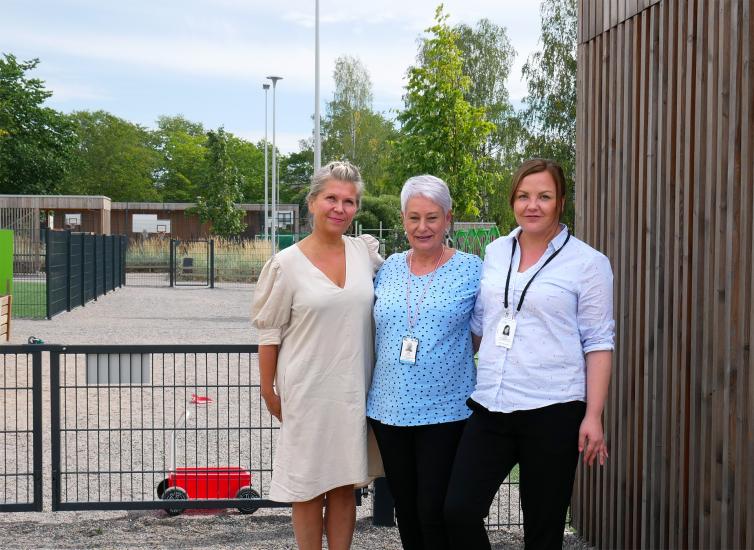 Tiina Thure-Toivonen, Virpi Mattila ja Riikka Immonen seisovat päiväkodin pihalla.