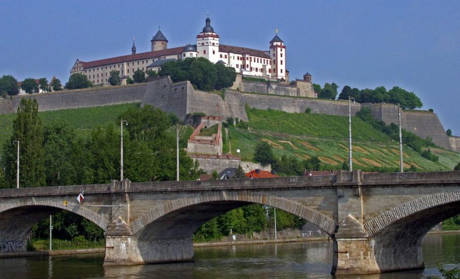Kuva Würzburgin kaupungista linnoituksen muurilta.