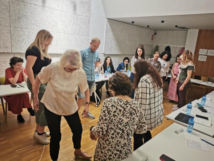 Kurssilaiset esiintyvät luokassa muiden kurssilaisten tarkkaillessa ja arvioiden esiintymistä.