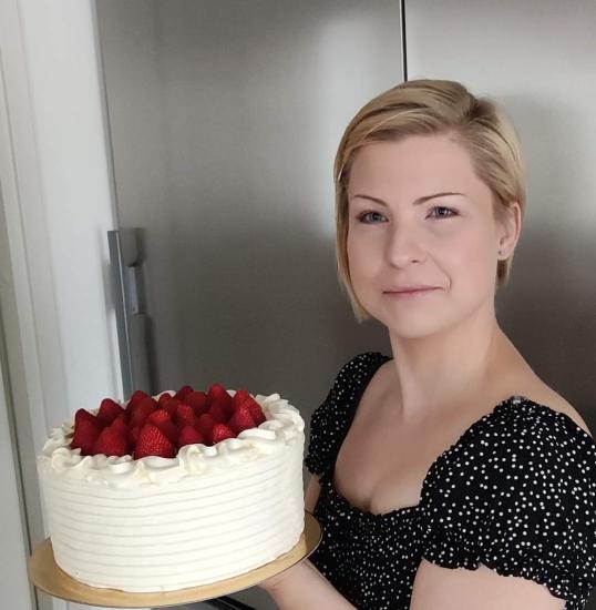 Ellen Saariniemi pyörittää kotileipomo Ruusupuuta.
