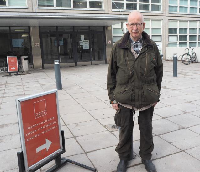 Christer Lundqvist seisoo Espoon työväenopiston edessä Tapiolassa.