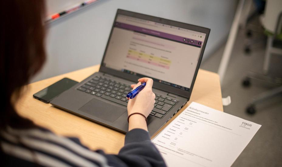 Lukio-opiskelija läppärillä.