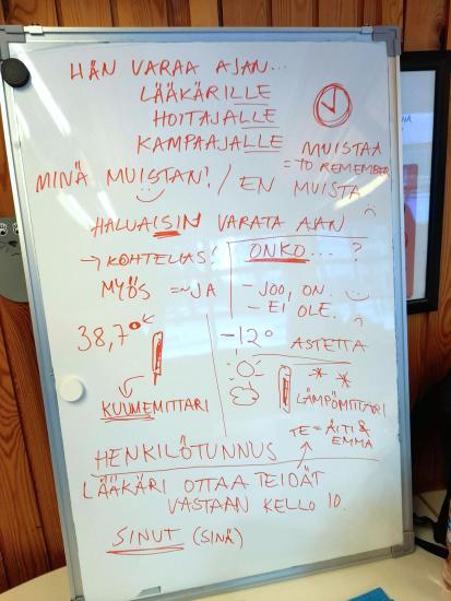 Kotivanhempien kurssilla opetuksessa käytettävä tussitaulu.