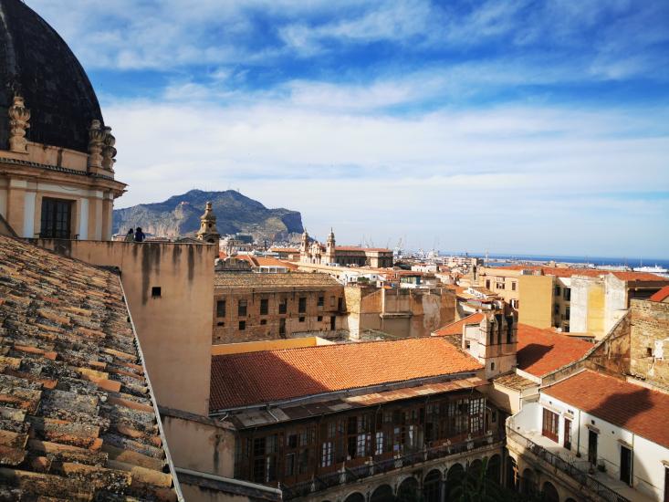 Maisemakuva otettu Palermon kattojen yllä.