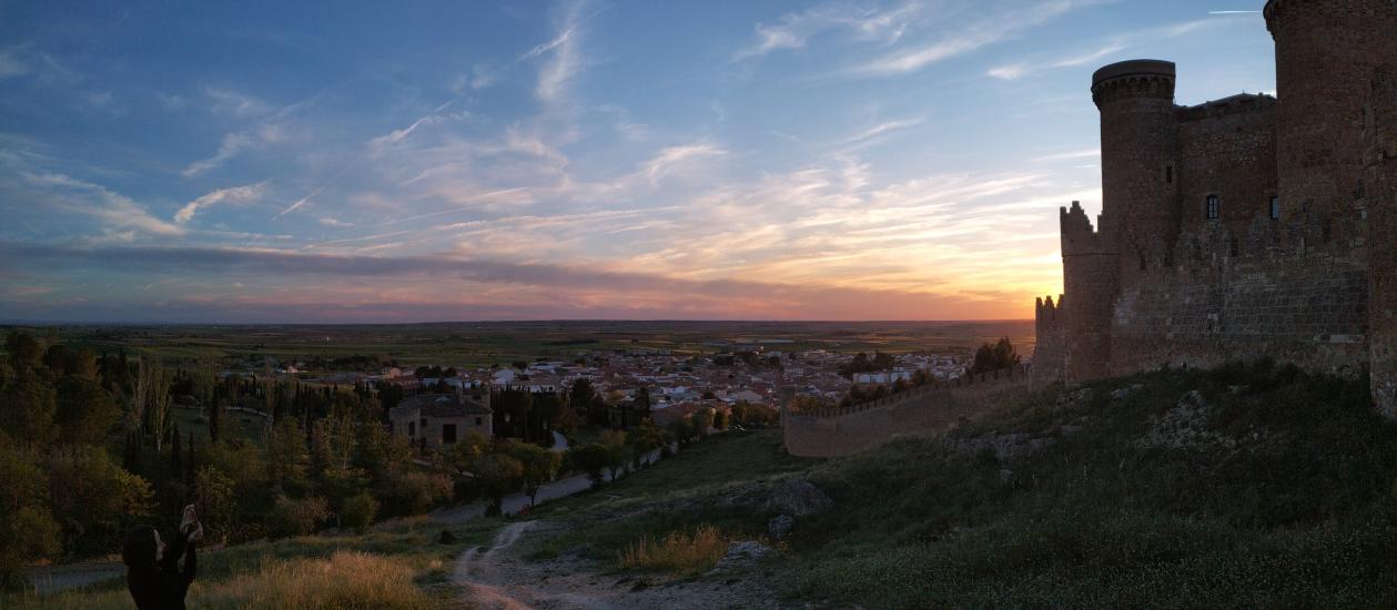 Maisemaa La Manchan alueelta Espanjasta. Kuvassa vanha linna ja auringonlasku.