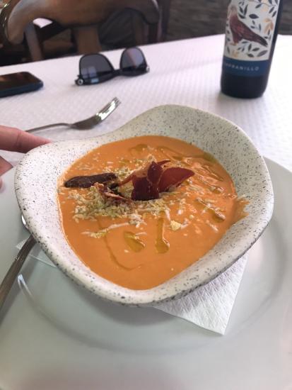 Gazpacho-keittoa lautasella.