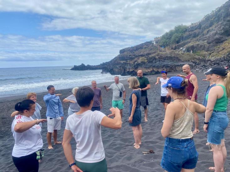 Ryhmä ihmisiä rannalla.