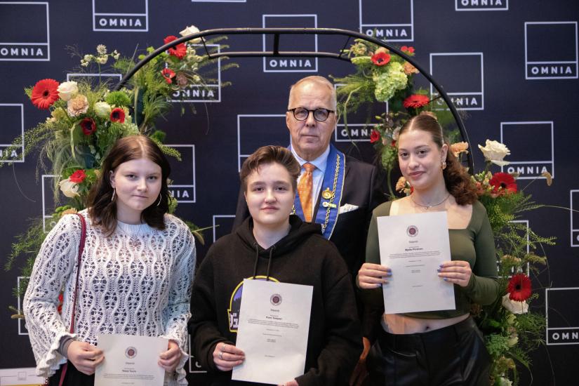 Stipendiaatit Tessa Tuure, Kuro Tomperi ja Mjalta Piirainen sekä Vesa Loponen, puheenjohtaja, Chaine des Rotisseurs Helsinki.