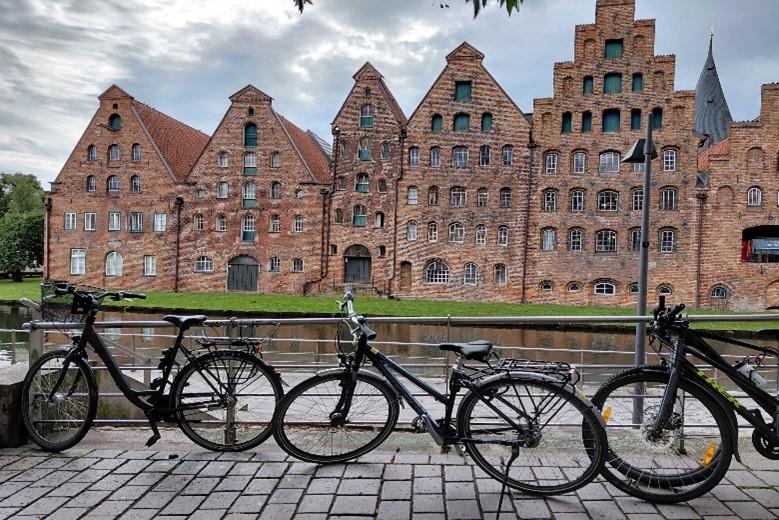 Etualalla pyöriä ja taustalla vanhoja taloja Lyypekissä