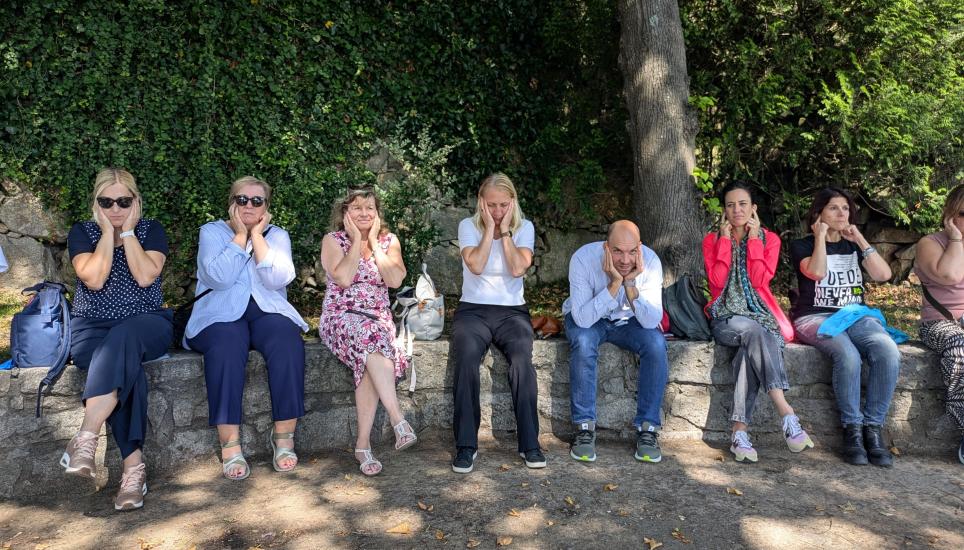 ryhmä tekemässä aistiharjoituksia