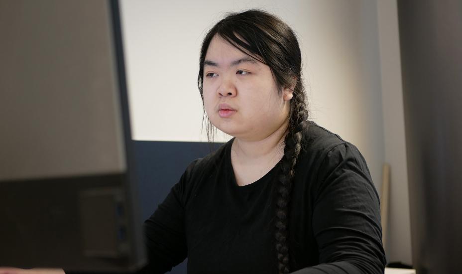 Aada Henriksson istuu tietokoneen äärellä.