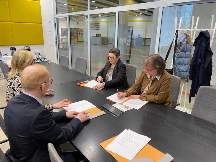 Sopimuksen allekirjoittivat Omnian, Varian, Stadin ao:n ja Metropolian retorit.