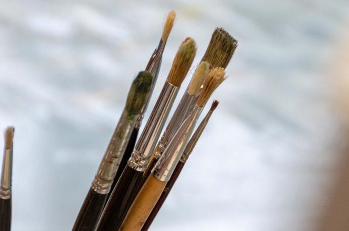 Eri kokoisia siveltimenkärkiä pystyssä.