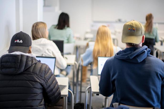 Lukio-opiskelijoita luokassa oppitunnilla.