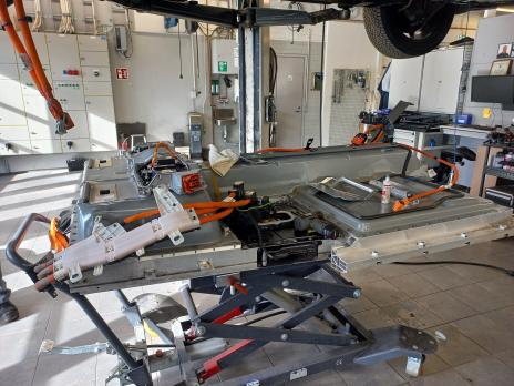 Korkeajänniteakku nostimella.