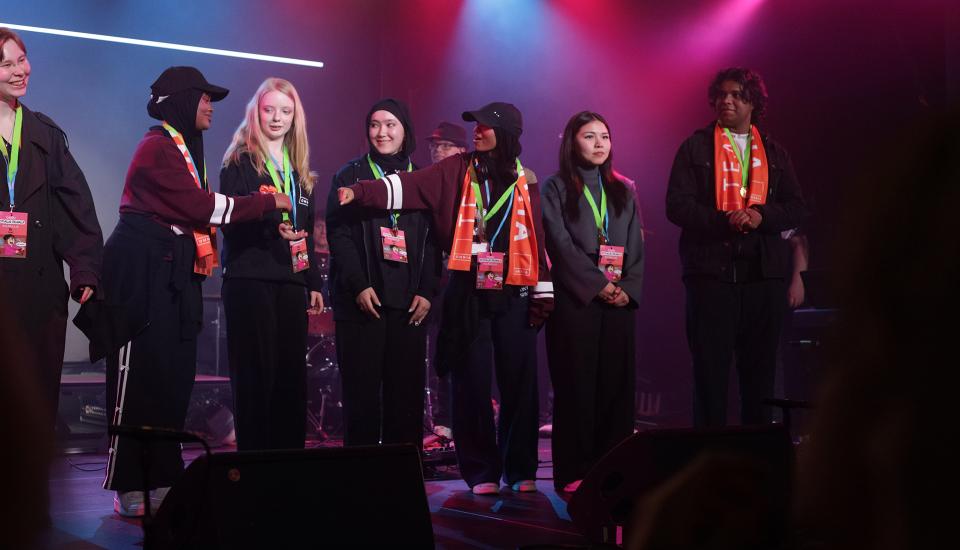 SAKUstarsissa teatteri-livesarjassa kultaa voittanut Näytelmäryhmä Poppoo palkintotilaisuudessa Tampereen Tavara-Asemalla.&nbsp;