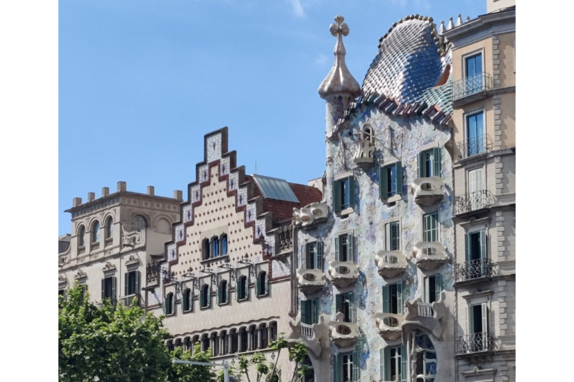 Barcelonan koristeellisia rakennusten julkisivuja, joista oikealla näkyy Antoni Gaudín suunnittelema Casa Batlló.