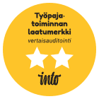 Keltaisella pohjalla on kaksi tähteä ja teksti Työpajatoiminnan laatumerkki, vertaisauditointi, Into.