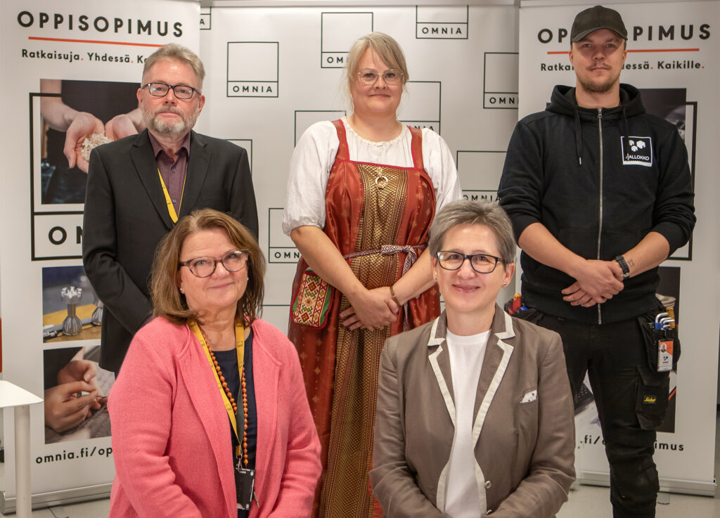Yhteiskuva: Vuoden oppisopimusopettaja Janne Gustafsson, Kunniamaininta Vuoden oppisopimusopettaja Veera Lahti-Olsen, Vuoden työpaikkaohjaaja Jan Sannemann, kunniamaninta Vuoden oppisopimustoimija Ritva Suuronen ja Vuoden oppisopimusopiskelija Margareta Vlasceanu.