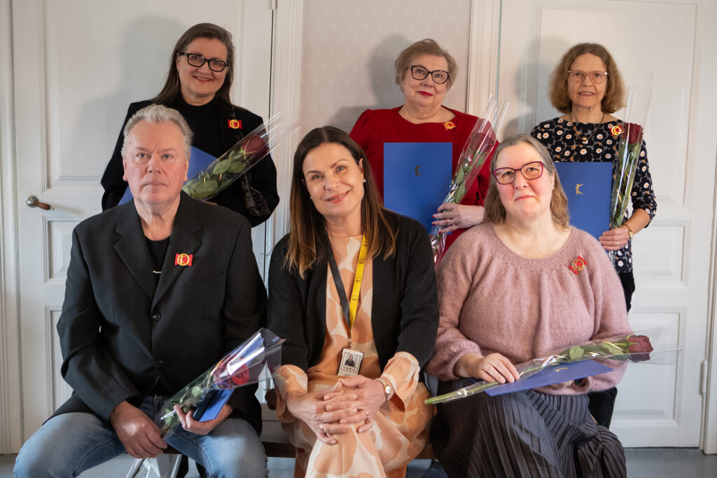 Ylärivissä vasemmalta Seija Heinonen, Päivi Korhonen ja Auli Korhonen. Alarivissä vasemmalta Jan-Michael Forsberg, Tuula Antola ja Jaana Jaakkola.